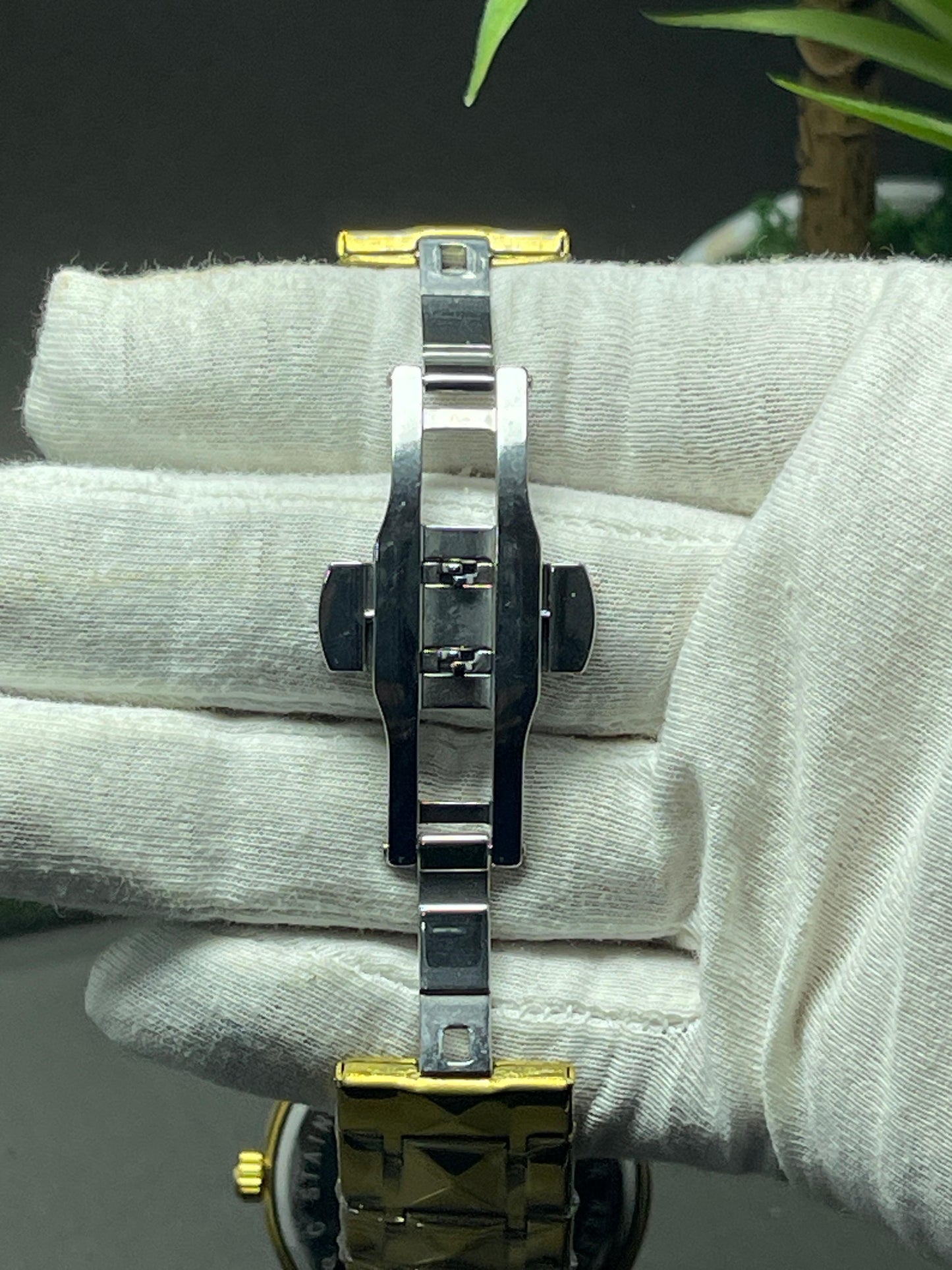 HOURSLY Gold Luxury Quartz Watch with Day & Date Display